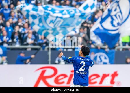 Gelsenkirchen, Germania. 07th Mar, 2020. Calcio: Bundesliga, FC Schalke 04 - 1899 Hoffenheim, 25th matchday, nel Veltins-Arena Schalke's Weston McKennie acclama dopo il suo obiettivo per 1-0. Credito: David Inderlied/dpa - NOTA IMPORTANTE: In conformità con le norme del DFL Deutsche Fußball Liga e del DFB Deutscher Fußball-Bund, è vietato sfruttare o sfruttare nello stadio e/o dal gioco fotografato sotto forma di immagini di sequenza e/o serie di foto video-simili./dpa/Alamy Live News Foto Stock