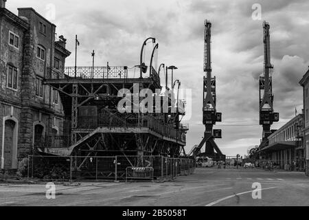 Magazzino abbandonato costruito nel Porto Vecchio di Trieste, Friuli-Venezia-Giulia, Italia: Versione in bianco e nero Foto Stock