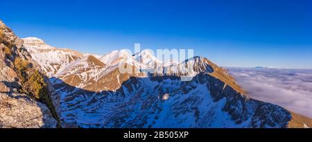 Vista sul massiccio del Gran Sasso in inverno Foto Stock