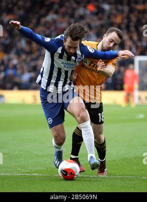 Brighton e Hove Albion's Davy Propper (a sinistra) e Wolverhampton Wanderers' Diogo Jota combattono per la palla durante la partita della Premier League a Molineux, Wolverhampton. Foto Stock