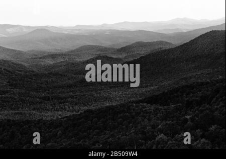 La vista dal Piscah Inn sul Monte Pisgah, sulla Blue Ridge Parkway a Waynesville, NC, USA, ha una vista mozzafiato. Foto Stock