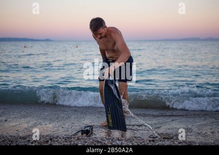 gamberi freschi su piatto scuro con ingredienti erbe e spezie / cottura di pesce gamberi gamberi serviti su uno sfondo tavolo Foto Stock