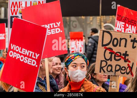 Londra, Regno Unito. 07th marzo 2020. Milioni di donne Sono in marcia Per ricordare le donne e le ragazze che sono state uccise. I temi di quest'anno sono stati "Mai dimenticati" e "giustizia" - "non ci sarà silenzio! Non ci dimenticheremo!". Ai marcher è stato chiesto di indossare qualcosa di rosso - il colore del sangue, 'il sangue delle nostre sorelle che sono stati assassinati e violentati per le mani di violenza maschile.' credito: Guy Bell/Alamy Live News Foto Stock