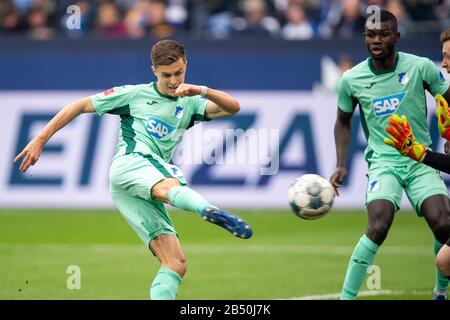 Gelsenkirchen, Germania. 07th Mar, 2020. Calcio: Bundesliga, FC Schalke 04 - 1899 Hoffenheim, 25th matchday, nella Veltins-Arena Christoph Baumgartner Hoffenheim segna l'obiettivo per 1:1. Credito: David Inderlied/dpa - NOTA IMPORTANTE: In conformità con le norme del DFL Deutsche Fußball Liga e del DFB Deutscher Fußball-Bund, è vietato sfruttare o sfruttare nello stadio e/o dal gioco fotografato sotto forma di immagini di sequenza e/o serie di foto video-simili./dpa/Alamy Live News Foto Stock