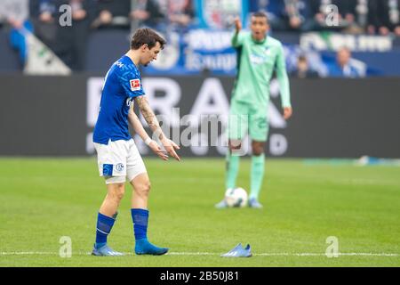 Gelsenkirchen, Germania. 07th Mar, 2020. Calcio: Bundesliga, FC Schalke 04 - 1899 Hoffenheim, 25th matchday, nella Veltins-Arena Schalke Benito Raman ha perso la sua scarpa. Credito: David Inderlied/dpa - NOTA IMPORTANTE: In conformità con le norme del DFL Deutsche Fußball Liga e del DFB Deutscher Fußball-Bund, è vietato sfruttare o sfruttare nello stadio e/o dal gioco fotografato sotto forma di immagini di sequenza e/o serie di foto video-simili./dpa/Alamy Live News Foto Stock