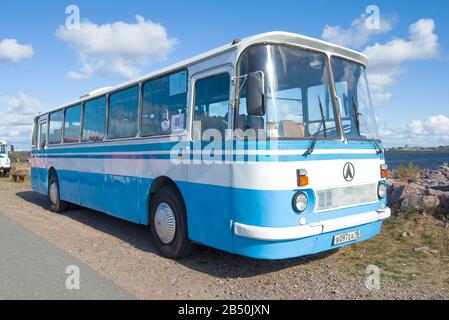 Kronshtadt, RUSSIA - 14 SETTEMBRE 2019: Autobus interurbano sovietico LAZ-699R nel festival internazionale del trasporto retrò "Fortuna-2019" Foto Stock