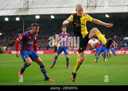 Watford's Will Hughes (a destra) controlla la palla durante la partita della Premier League a Selhurst Park, Londra. Foto Stock