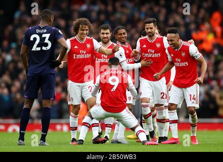 Alexandre Lacazette (centro) dell'Arsenal festeggia con i compagni di squadra dopo che il suo primo obiettivo del gioco è riammesso tramite VAR durante la partita della Premier League all'Emirates Stadium di Londra. Foto Stock