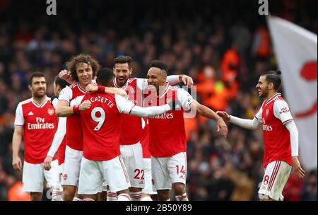 Alexandre Lacazette (centro) dell'Arsenal festeggia con i compagni di squadra dopo che il suo primo obiettivo del gioco è riammesso tramite VAR durante la partita della Premier League all'Emirates Stadium di Londra. Foto Stock