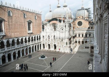 I turisti che visitano il Palazzo Ducale di Venezia Foto Stock