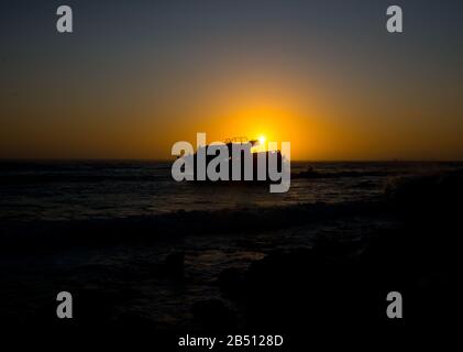 tramonto dietro il naufragio della pesca a strascico giapponese meisho maru no 38 vicino a capo agulhas Foto Stock