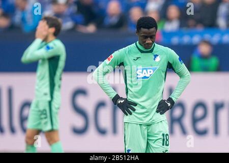 Gelsenkirchen, Germania. 07th Mar, 2020. Calcio: Bundesliga, FC Schalke 04 - 1899 Hoffenheim, 25th matchday, nel Veltins-Arena Hoffenheim Diadie Samassekou (a destra) è deluso dopo il fischio finale. Credito: David Inderlied/dpa - NOTA IMPORTANTE: In conformità con le norme del DFL Deutsche Fußball Liga e del DFB Deutscher Fußball-Bund, è vietato sfruttare o sfruttare nello stadio e/o dal gioco fotografato sotto forma di immagini di sequenza e/o serie di foto video-simili./dpa/Alamy Live News Foto Stock