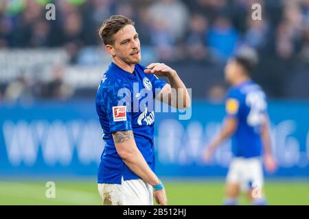 Gelsenkirchen, Germania. 07th Mar, 2020. Calcio: Bundesliga, FC Schalke 04 - 1899 Hoffenheim, 25th matchday, nel Bastian Oczipka di Veltins-Arena Schalke è deluso dopo il fischio finale. Credito: David Inderlied/dpa - NOTA IMPORTANTE: In conformità con le norme del DFL Deutsche Fußball Liga e del DFB Deutscher Fußball-Bund, è vietato sfruttare o sfruttare nello stadio e/o dal gioco fotografato sotto forma di immagini di sequenza e/o serie di foto video-simili./dpa/Alamy Live News Foto Stock