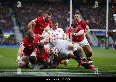 Londra, Regno Unito. 07th Mar, 2020. George North of Wales è tenuto in su appena breve della linea di prova in 1st metà. Inghilterra / Galles, Guinness sei nazioni 2020 rugby campionato al Twickenham Stadium di Londra il sabato 7th marzo 2020. Si prega di notare che le immagini sono solo per uso editoriale. PIC by Andrew Orchard/Andrew Orchard sports photography /Alamy Live News Credit: Andrew Orchard sports photography/Alamy Live News Foto Stock