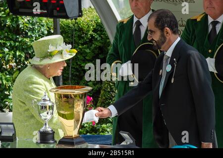 Giorno Cinque Royal Ascot, Berkshire, Regno Unito. 22nd giugno 2019. Sua Maestà la Regina scuote le mani e presenta un trofeo allo sceicco Mohammed bin Rashid al Maktoum proprietario di Godoplhin, mentre il loro cavallo Blue Point vince il Diamond Jublisee Stakes cavalcato dal fantino James Doyle e addestrato da Charlie Appleby. Credito: Maureen Mclean/Alamy Foto Stock