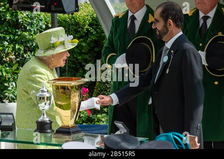 Giorno Cinque Royal Ascot, Berkshire, Regno Unito. 22nd giugno 2019. Sua Maestà la Regina scuote le mani e presenta un trofeo allo sceicco Mohammed bin Rashid al Maktoum proprietario di Godoplhin, mentre il loro cavallo Blue Point vince il Diamond Jublisee Stakes cavalcato dal fantino James Doyle e addestrato da Charlie Appleby. Credito: Maureen Mclean/Alamy Foto Stock