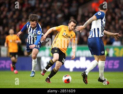 Brighton e Hove Albion's Davy Propper (a sinistra) e Wolverhampton Wanderers' Diogo Jota combattono per la palla durante la partita della Premier League a Molineux, Wolverhampton. Foto Stock