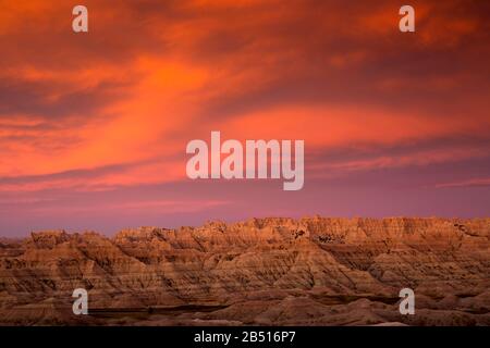 SD00332-00...SOUTH DAKOTA - Alba che colora il paesaggio del bacino della Conata nel Badlands National Park. Foto Stock