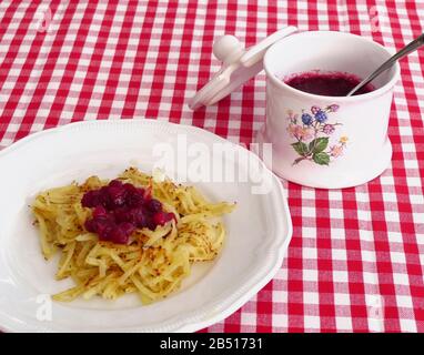 Patate fritte crude con confettura di mirtilli rossi Foto Stock