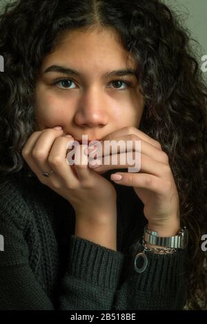 Teenager ritratto closeup giovane donna in modo penoso Foto Stock