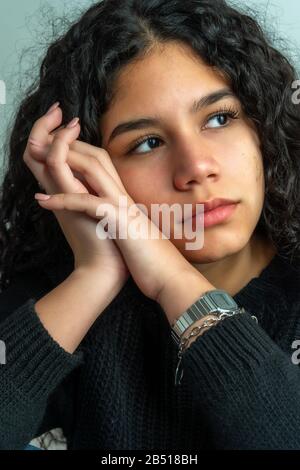 Teenager ritratto closeup giovane donna in modo penoso Foto Stock