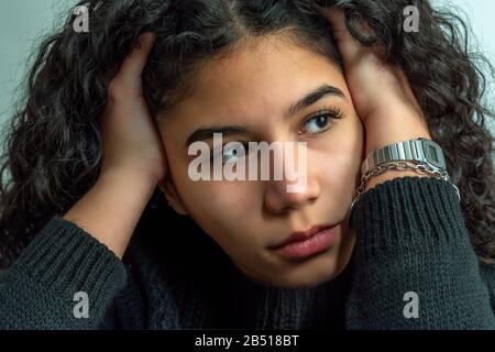 Teenager ritratto closeup giovane donna in modo penoso Foto Stock