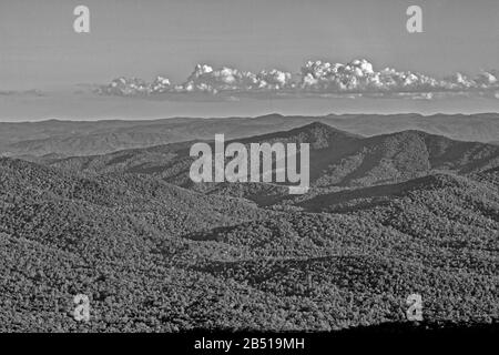 La vista dal Piscah Inn sul Monte Pisgah, sulla Blue Ridge Parkway a Waynesville, NC, USA, ha una vista mozzafiato. Foto Stock