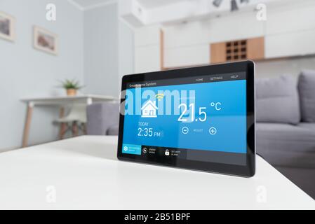 Dispositivo smart home system in un moderno soggiorno. Temperatura, efficienza energetica, controllo di sicurezza. Foto Stock