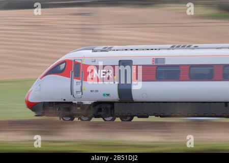 Un treno Azuma di classe 801 della British Rail gestito da LNER visto qui a Colton Junction vicino York Foto Stock