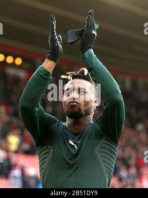 Allan Saint-Maximin del Newcastle United applaude i fan dopo il fischio finale durante la partita della Premier League allo stadio St Mary, Southampton. Foto Stock