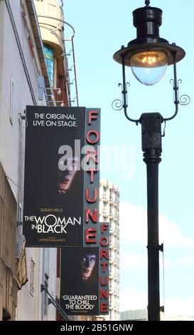 Il teatro Fortune di Russell Street, sede attuale di "The Woman in Black" nella casa del teatro di Londra, il West End. Alcune delle produzioni più famose al mondo sono attualmente in corso di esecuzione qui. Foto Stock