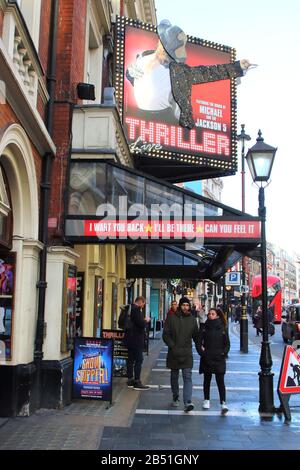 Il teatro lirico di Shaftesbury Avenue, attualmente sede del "Thriller" nella casa del Teatro di Londra, il West End. Alcune delle produzioni più famose al mondo sono attualmente in corso di esecuzione qui. Foto Stock