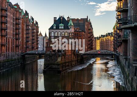 immagine degli edifici rossi del distretto dei magazzini di amburgo, amburgo, germania Foto Stock