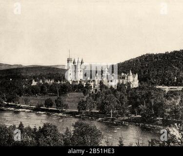 Castello Balmoral, residenza estiva della famiglia reale britannica. Gran Bretagna, Scozia, Aberdeenshire, Europa. Vecchia fotografia di fine 19th secolo da P. Foto Stock