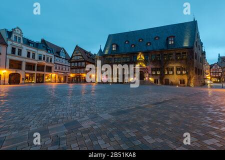 Piazza del municipio di Quedlinburg, Germania in serata durante l'ora blu Foto Stock