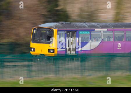 Un treno di treno di classe 144 della British Rail che va a Sheffield, che è gestito dalla metropolitana Foto Stock