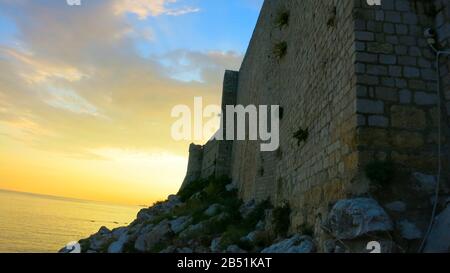 Dubrovnik, Croazia vista dalle mura della città che si affacciano sulle mura durante il giorno Foto Stock