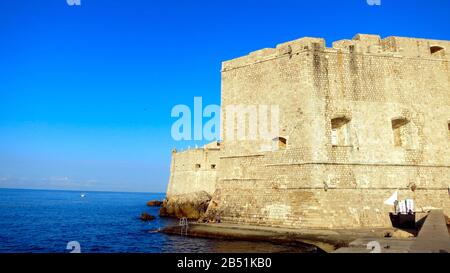 Dubrovnik, Croazia vista dalle mura della città che si affacciano sulle mura durante il giorno Foto Stock