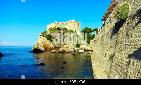 Dubrovnik, Croazia vista dalle mura della città che si affacciano sulle mura durante il giorno Foto Stock