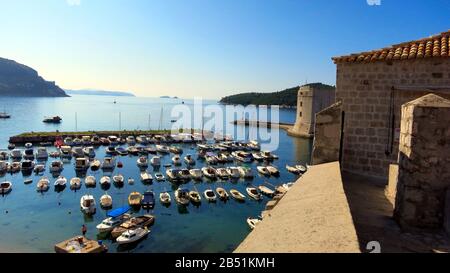 Dubrovnik, Croazia vista dalle mura della città con vista sulle mura e il porto durante il giorno Foto Stock