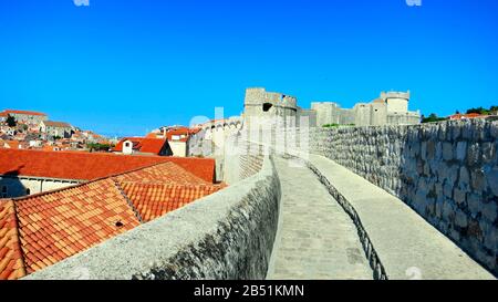 Dubrovnik, Croazia vista dalle mura della città che si affacciano sulle mura durante il giorno Foto Stock