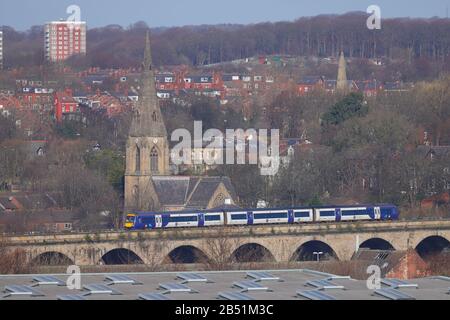 Una British Rail Classe 195 gestita da Northern Arriva visto viaggiare attraverso Kirkstall Road Viaduct a Leeds Foto Stock