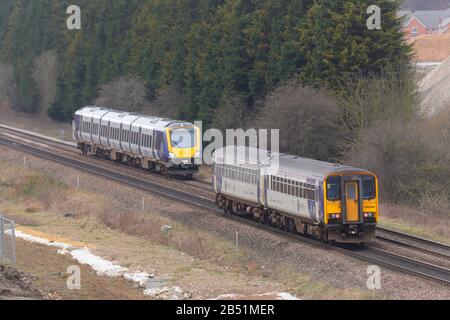 Un British Rail Class 195 & Rail Class 155 gestito da Northern Arriva cross paths a Crossgates, Leeds Foto Stock