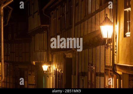 Lampade di strada di notte su facciate di case a graticcio a Quedlinburg, Germania Foto Stock