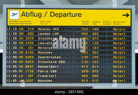 Infotafel, Abfluege, Haupthalle, terminale A, Flughafen, Tegel, Reinickendorf, Berlino, Deutschland Foto Stock