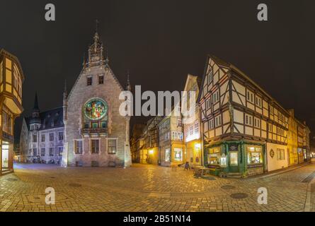 Panorama del municipio e case a graticcio in Quedlinburg di notte Foto Stock