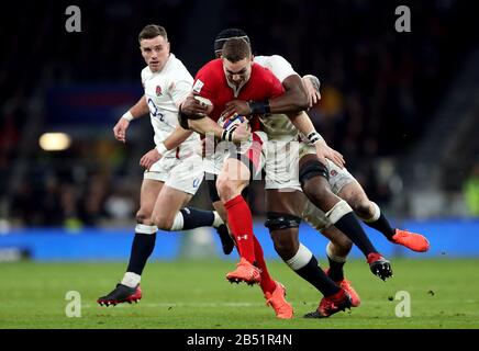 George North del Galles viene affrontato dal Maro Itoj dell'Inghilterra durante la partita dei Guinness Six Nations al Twickenham Stadium di Londra. Foto Stock