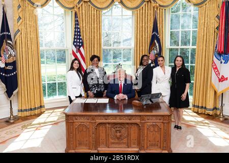 Il presidente degli Stati Uniti Donald Trump si pone con gli ex prigionieri che hanno avuto le loro condanne commutate nell'Ufficio ovale della Casa Bianca 4 marzo 2020 a Washington, DC. In piedi da sinistra a destra sono: Judith Negron, Alice Johnson, Tynice Hall e celebrità Kim Kardashian e Crystal Munoz. Foto Stock