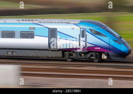 Un treno della British Rail Class 801 Azuma, gestito da Transpennine Express visto a Colton Junction vicino a York Foto Stock