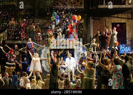 Pagliacci di Ruggero Leoncavallo Direttore: Antonio Pappano produttore: Franco Zeffirelli centro, in bianco: Placido Domingo (Canio) la Royal Opera, Covent Garden, Londra WC2 10/07/2003 Foto Stock